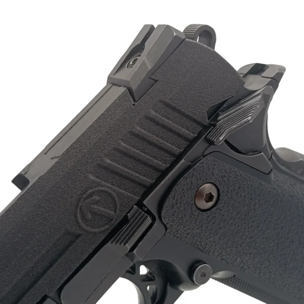 Detalle macro de los serrations traseros de gran profundidad en corredera custom Hi Capa 5.1 para un agarre firme con guantes