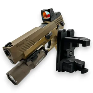Pistola sig sauer M17 con linterna tactica y punto rojo sujetada por una funda tactica Valkyrie HRS tactical de viking layer forge