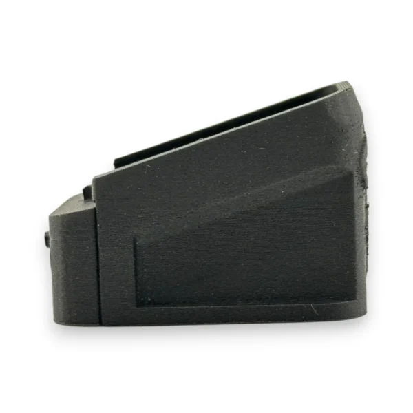 Vista de perfil del magazine bumper para Glock fabricado en polímero técnico con fibra de carbono.