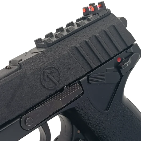 Detalle del raíl Picatinny MK23 integrado en la corredera FENRIR para montar un punto rojo tipo RMR directamente sin placas.