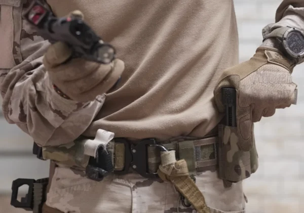 Operador portando una pistola Tokyo Marui Hi-Capa equipada con la base de cargador de alto rendimiento de Viking Layer Forge