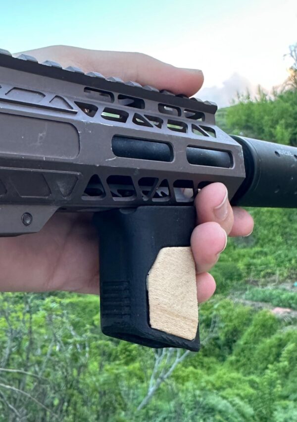Empuñadura Airsoft Vertical Corta Táctica - Compatible con M-LOK/Keymod y Picatinny  – Placas Efecto Madera de Pino - Imagen 5