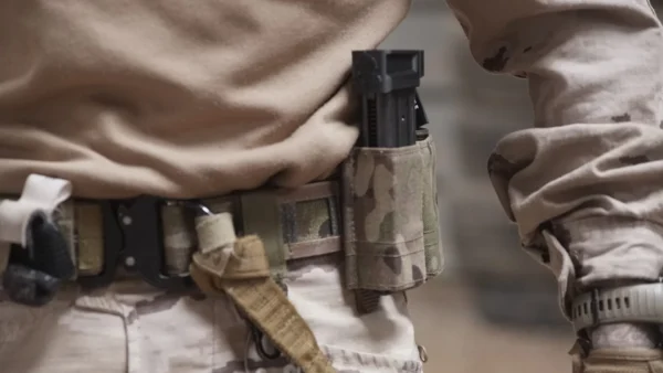 Cargador extendido de Hi-Capa alojado en un pouch táctico de cordura sobre un ceñidor de primera línea.