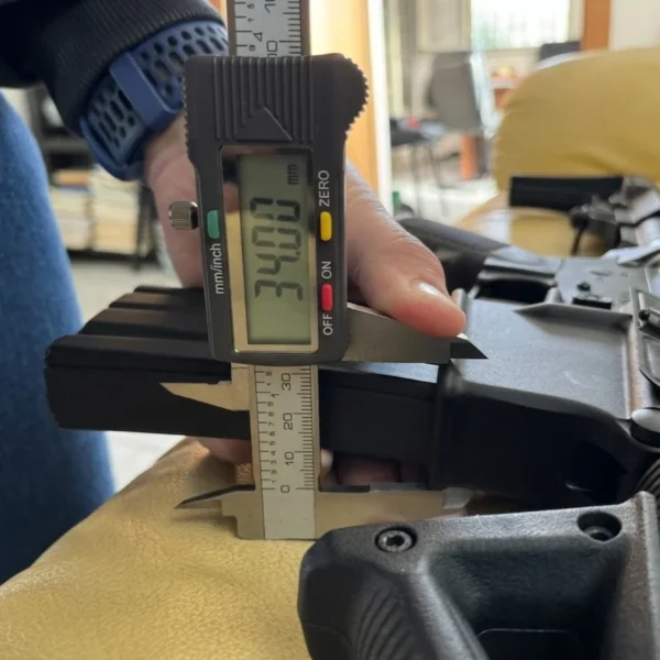 Medidas brocal de cargador de un fusil AR15 para funnel VIKING