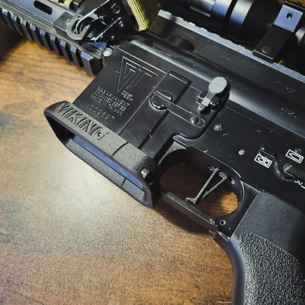 Primer plano táctico del magwell para HK416 AEG montado en una réplica de airsoft, con detalle del grabado 'VIKING'.