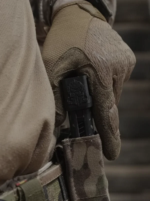 Cargador con base extendida para Glock alojado en un pouch táctico de extracción rápida.