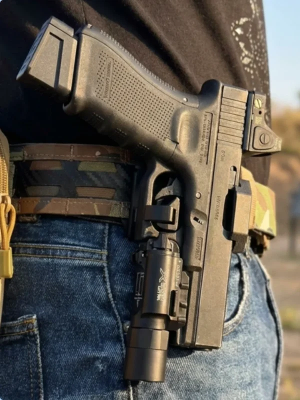 Funda de pistola tactica con una glock 18C del fabricante WE montada en un ceñidor con sistema MOLLE de viking layer forge