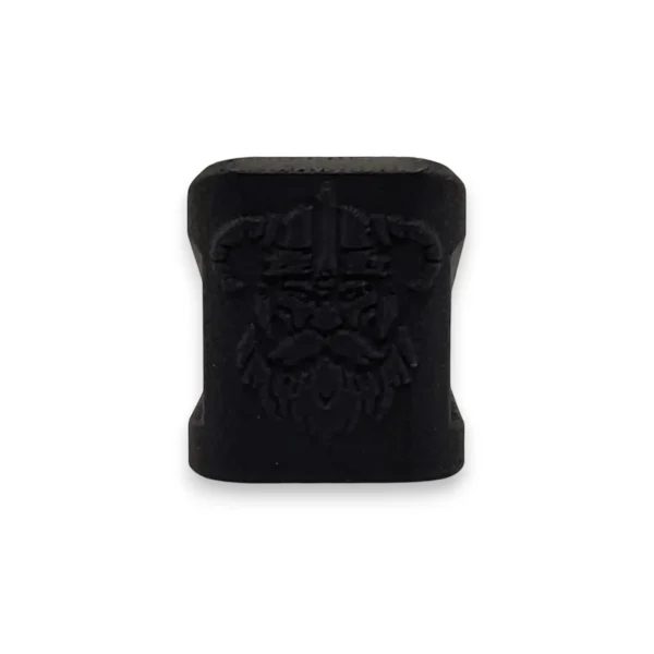 Detalle del frontal de la base de cargador Glock con grabado del logotipo Viking Layer Forge