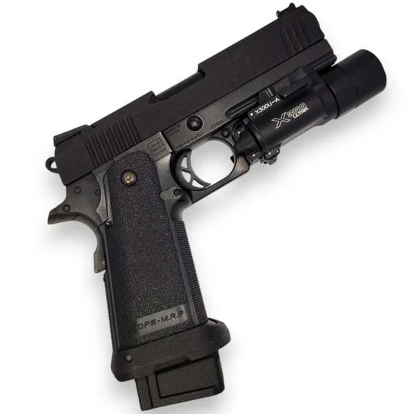 Pistola de airsoft Tokyo Marui Hi-Capa 4.3 GBB con la base de cargador táctica instalada