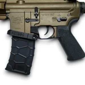 Magwell pour fusil VFC Avalon M4 AEG monté sur le châssis inférieur avec chargeur inséré
