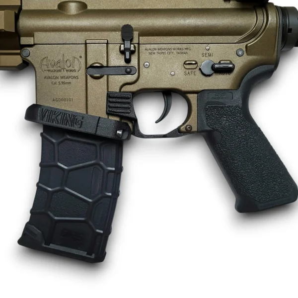 Magwell pour fusil VFC Avalon M4 AEG monté sur le châssis inférieur avec chargeur inséré
